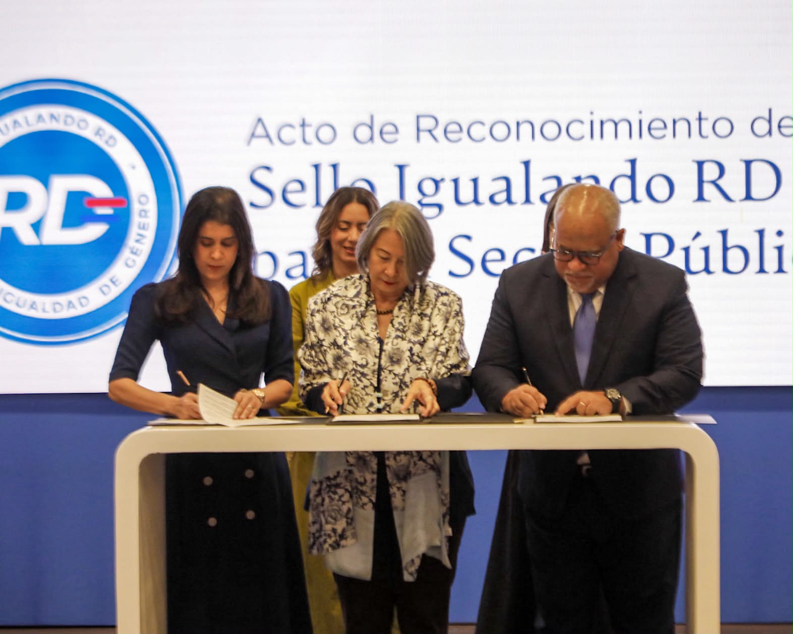 Promipyme firma Carta Compromiso: Sello Igualando RD"  del MM.